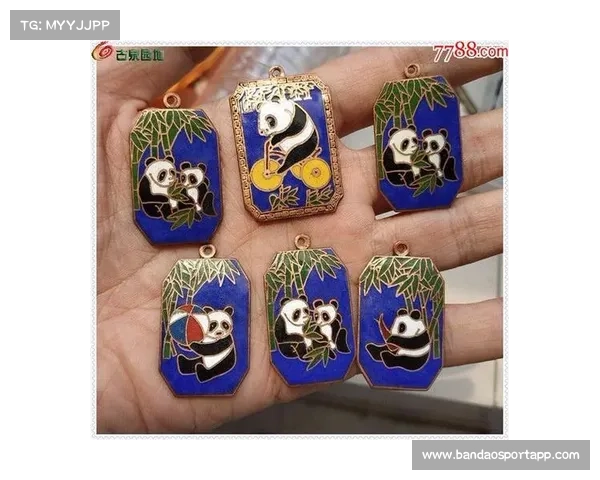 赛后特写:卢卓灵与马来西亚铜牌得主陈书文互赠熊猫纪念章展现友谊与体育精神 赛后特写:卢卓灵与马来西亚铜牌得主陈书文互赠熊猫纪念章展现友谊与体育精神